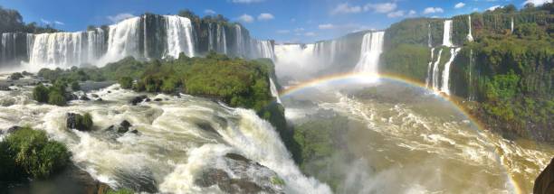 cachoeira do iguaçu no brasil - tropical rainforest waterfall rainbow iguacu falls - fotografias e filmes do acervo