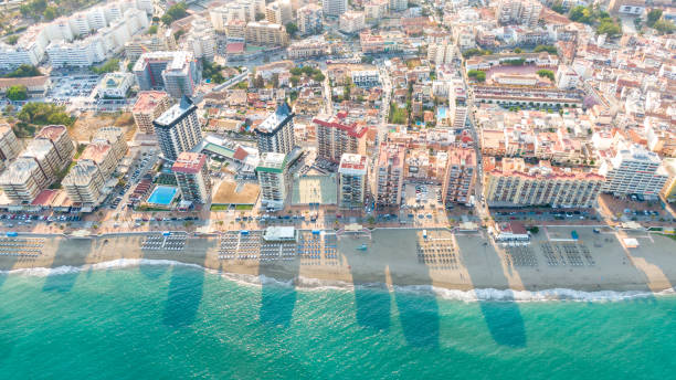 フエンヒロラスペイン、海と建物の海岸の空撮。海岸沿いの町のドローン写真 - fuengirola ストックフォトと画像