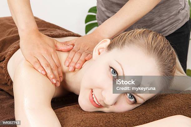 Foto de Massagem Uma Mulher Jovem e mais fotos de stock de Adulto - Adulto, Amimar, Aromaterapia