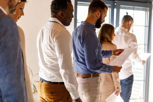 grupa biznesmenów czekających w kolejce przed rozmową kwalifikacyjną - unemployment waiting in line waiting room interview zdjęcia i obrazy z banku zdjęć