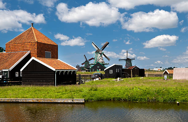 オランダの風車村で - netherlands windmill farm farmhouse ストックフォトと画像