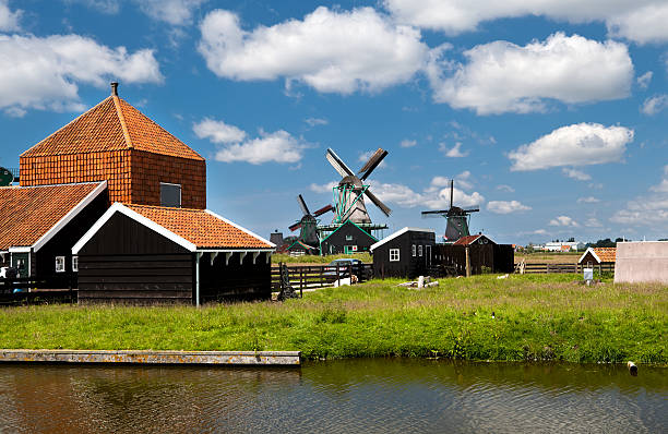 ветряные в голландская деревня - netherlands windmill farm farmhouse стоковые фото и изображения