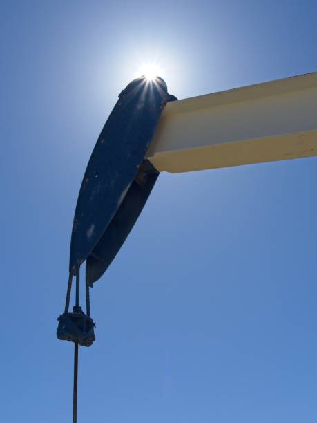 un puits de pétrole inactif rétro-éclairé par le soleil à fort stockton au texas - oil pump flash photos et images de collection