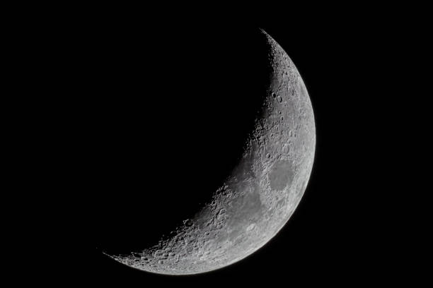 fases de la luna - gibosa menguante - luna creciente fotografías e imágenes de stock