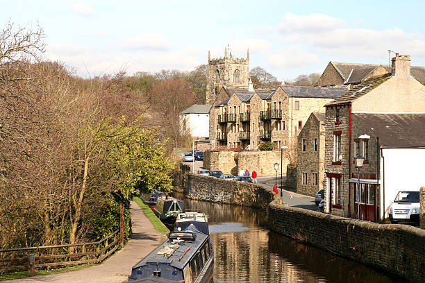 skipton, en yorkshire. - canal narrow boat nautical vessel england fotografías e imágenes de stock