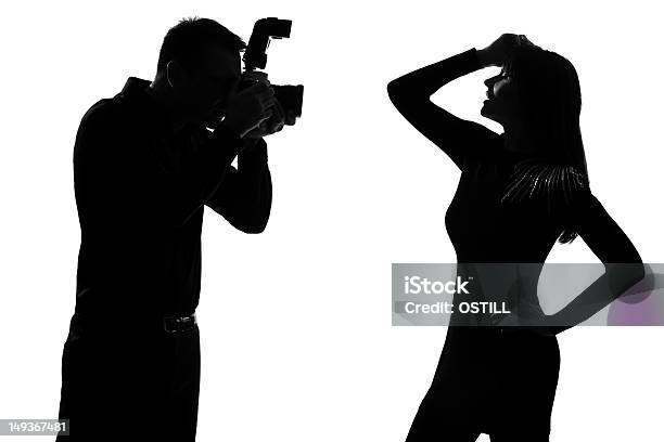 Una Coppia Uomo E Donna Di Moda Modello Fotografo - Fotografie stock e altre immagini di Ombra - Ombra, Sagoma - Controluce, Modella