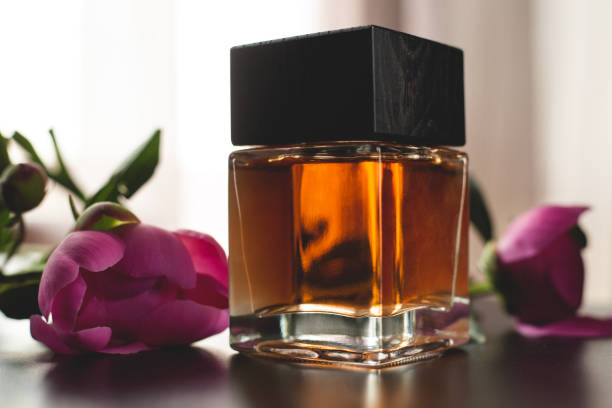 Flacon de parfum et fleurs roses