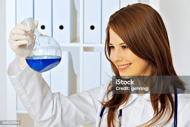 Foto de Trabalhando No Laboratório e mais fotos de stock de Adulto - Adulto, Artigos de Vidro de Laboratório, Azul
