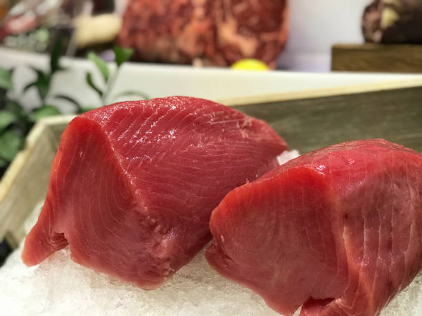 a carne de atum vermelho fresco está maravilhosamente organizada para ser usada na culinária - tuna prepared ahi sashimi sushi - fotografias e filmes do acervo