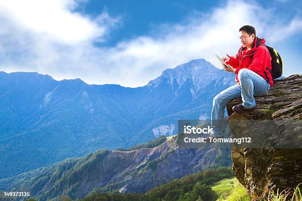 젊은 남자의 만지다 말초동맥질환 상단에 산 계곡에 대한 스톡 사진 및 기타 이미지 - 계곡, 관광객, 구름