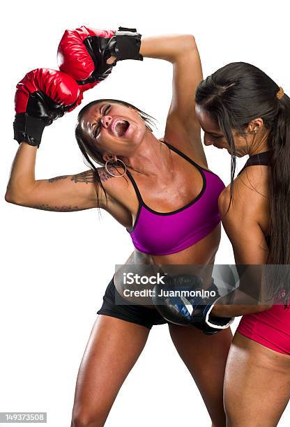 Zwei Frauen Kickboxen Stockfoto und mehr Bilder von Faustschlag - Faustschlag, Fitnesstraining, Weißer Hintergrund