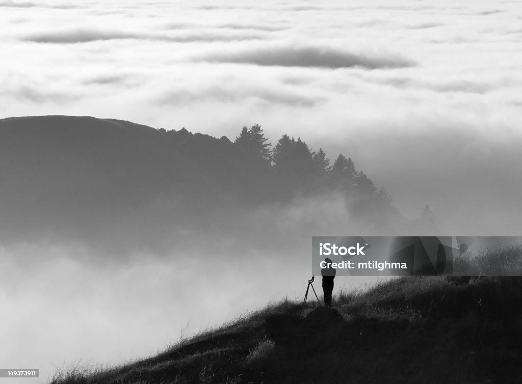 Fotógrafo silhueta mais de neblina - Foto de stock de Longa Caminhada royalty-free