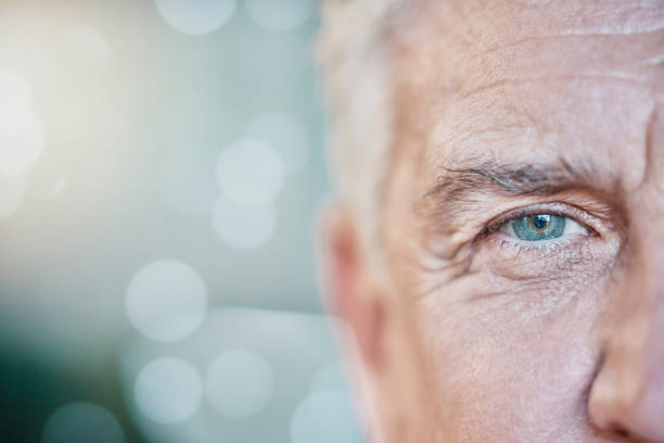 rétine, vision et maquette avec œil bleu du vieil homme pour la concentration, l’optométrie et les soins de santé. iris, humain et sensibilisation avec senior mâle et élève pour la vue, naturel et ophtalmologie sur fond bokeh - homme flou photos et images de collection