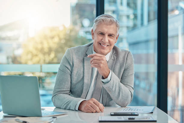 retrato de homem de negócios sênior no escritório com liderança feliz, mentalidade de carreira e gestão da empresa. rosto da pessoa jurídica, empregador ou chefe na mesa com laptop para planejamento de trabalho profissional - old human face men ceo - fotografias e filmes do acervo