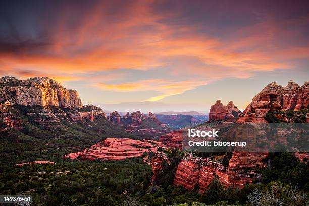 Atardecer De Red Rocks De Sedona Foto de stock y más banco de imágenes de Arizona - Arizona, Sedona, Paisaje no urbano