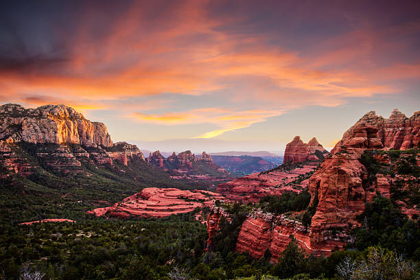 красные скалы закате sedona - multi colored sunset north america usa стоковые фото и изображения