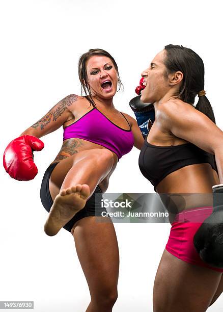 Dos Mujeres De Kickboxing Foto de stock y más banco de imágenes de Fondo blanco - Fondo blanco, Boxeo - Mujeres, Fémina