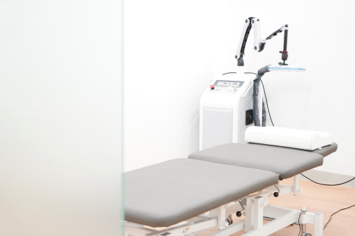 It is a space where you can receive medical procedures with medical equipment and beds