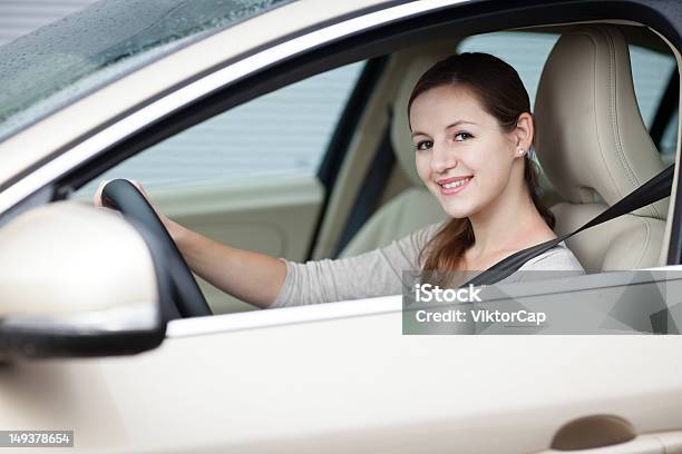 Foto de Jovem Mulher Dirigindo Seu Carro Novo e mais fotos de stock de 20 Anos - 20 Anos, Adulto, Atividade