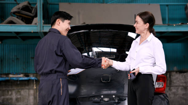 Car mechanic in suit working in garage, mechanic talked customer agreed on successful car repair, submitted letter contract receive car, customer received signed two shook hands with satisfaction. mecánico de automóviles en traje trabajando en garaje, mecánico habló con el cliente acordó una reparación exitosa del automóvil, envió la carta de contrato de recepción del automóvil, el cliente recibió dos manos firmadas con satisfacción.