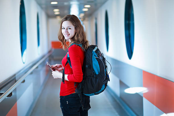 giovane donna imbarco un aereo - passenger boarding bridge foto e immagini stock