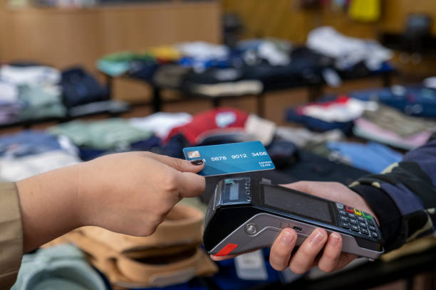 istock when making contactless payments with a credit card 1493820212