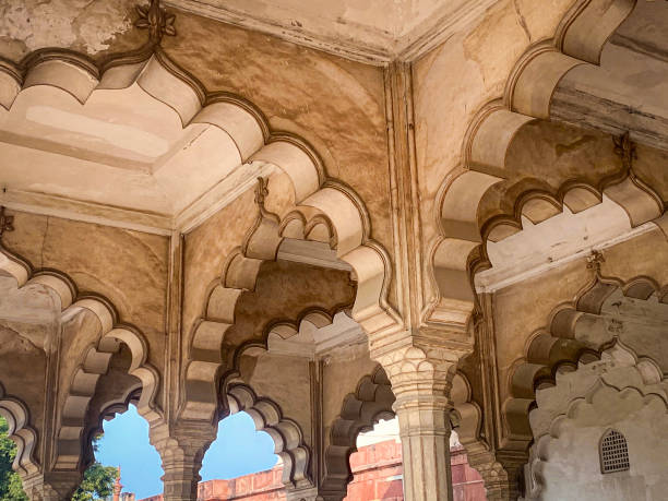 인도 아그라시의 유명한 붉은 요새. 관광객들은 인기있는 관광 명소를 방문합니다. - taj mahal india gate palace 뉴스 사진 이�미지
