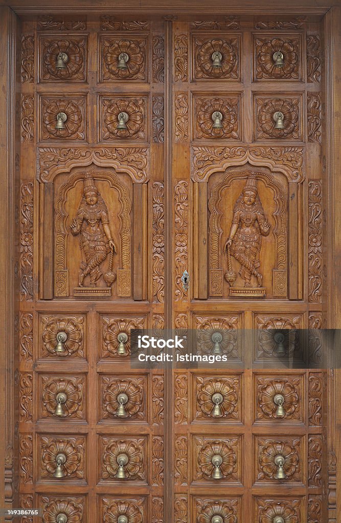 temple hindou de portes en bois sculpté - Photo de Hindouisme libre de droits