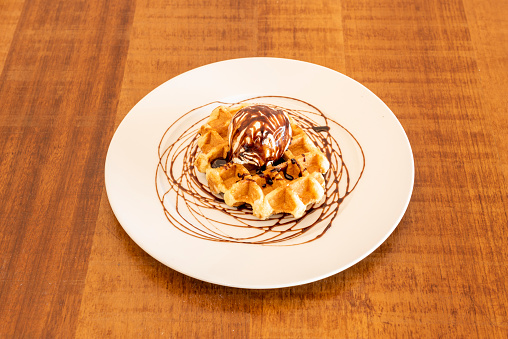 waffle, is a kind of cookie with crunchy dough similar to a wafer, wafer type of Belgian origin that is cooked between two hot plates, this one with chocolate and ice cream