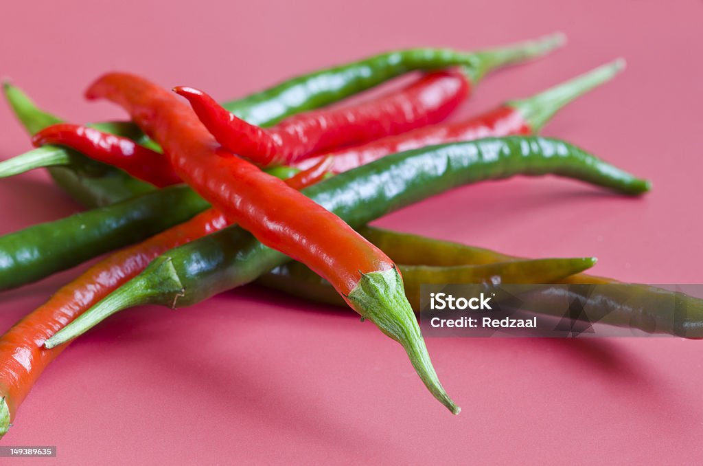 Hot chilli peppers em Fundo rosa - Foto de stock de Alimentação Saudável royalty-free