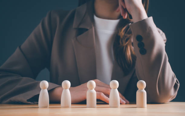 Human resources officer looking for leader and CEO concept, HR manager or Employer chooses employee. Leader stands out from crowd. Looking for good worker. HRM, HRD. wooden doll. el oficial de recursos humanos que busca el concepto de líder y ceo, el gerente de recursos humanos o el empleador eligen al empleado. el líder se destaca entre la multitud. buscando buen trabajador. gestión de recursos humanos, desarrollo de recursos h
