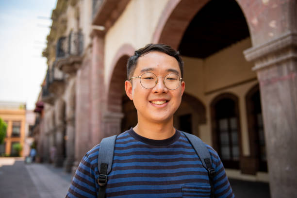 hombre coreano disfrutando de américa latina - gerardo huitrón fotografías e imágenes de stock