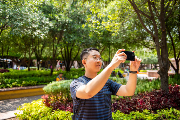hombre coreano tomando fotos - gerardo huitrón fotografías e imágenes de stock