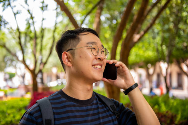 hombre coreano hablando por teléfono celular - gerardo huitrón fotografías e imágenes de stock