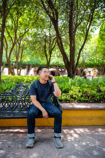 hombre coreano hablando por teléfono celular - gerardo huitrón fotografías e imágenes de stock
