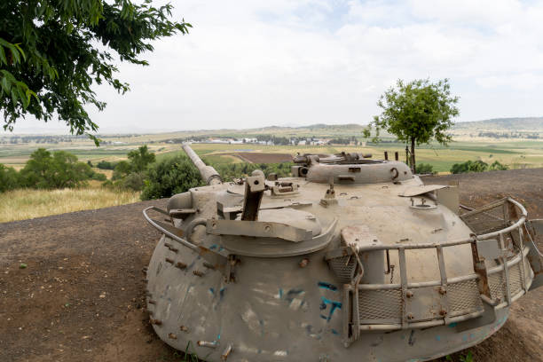 um tanque memorial no norte das colinas de golã - qunaitira - fotografias e filmes do acervo