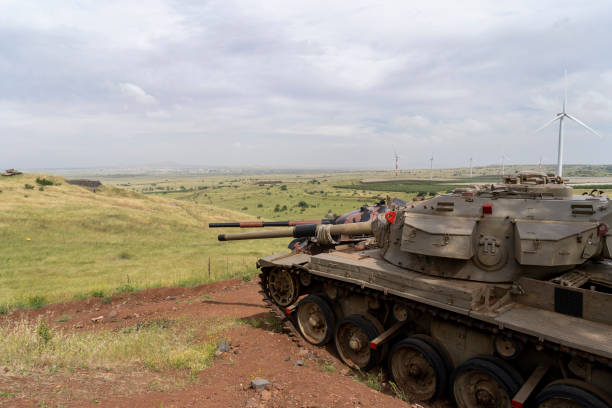 um tanque memorial no norte das colinas de golã - qunaitira - fotografias e filmes do acervo