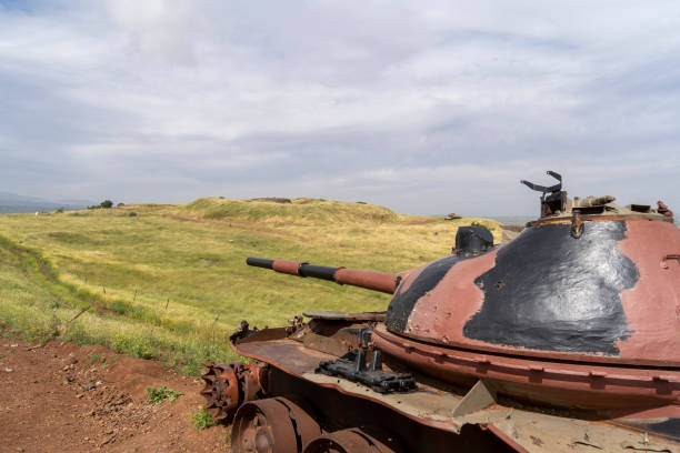 pamiątkowy czołg na północy wzgórz golan - qunaitira zdjęcia i obrazy z banku zdjęć