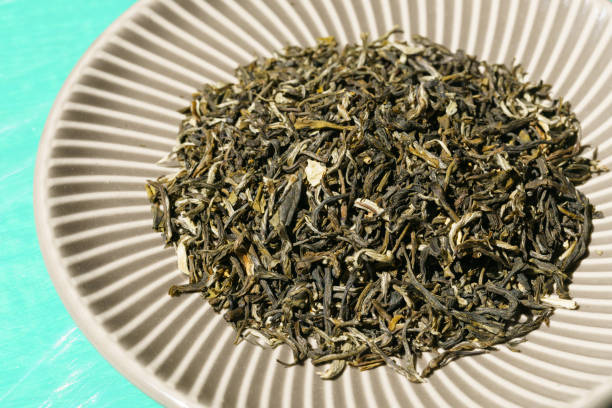 chá de jasmim. chá chinês - jasmine tea leaf dry green tea - fotografias e filmes do acervo