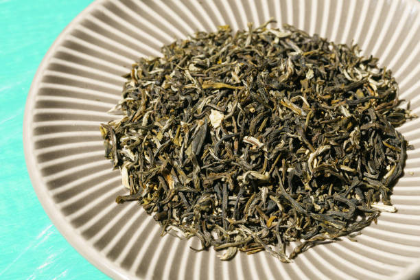 жасминовый чай. китайский чай - jasmine tea leaf dry green tea стоковые фото и изображения