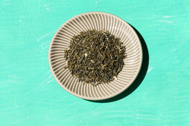 chá de jasmim. chá chinês - jasmine tea leaf dry green tea - fotografias e filmes do acervo
