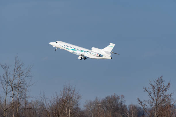 бизнес-джет dessault falcon 8x, вылетающий из цюриха в швейцарии - falcon стоковые фото и изображения