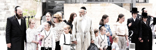 Familia judía religiosa va a Jerusalén Este - foto de stock