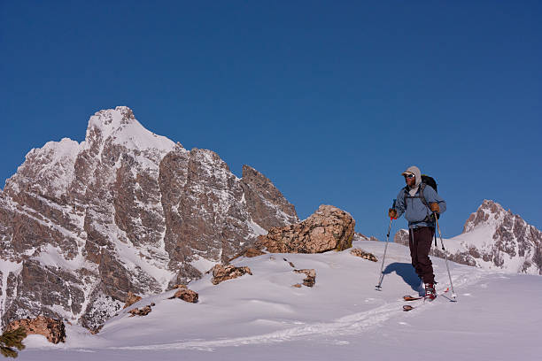 prática de esqui alpino em wyoming - telemark skiing fotos - fotografias e filmes do acervo