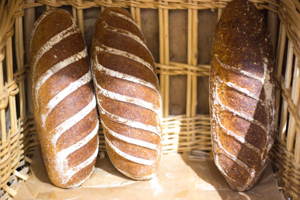 france : gros plan sur les pains frais complets dans le panier - bread bread basket basket whole wheat photos et images de collection