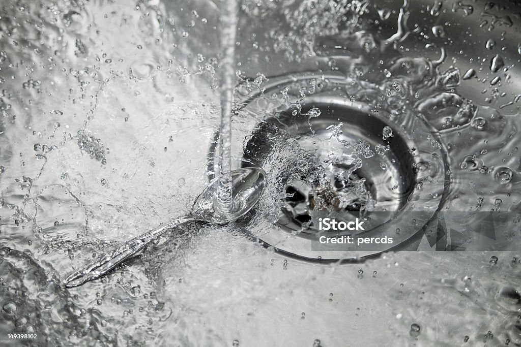 Küche Wasserhahn läuft - Lizenzfrei Abfluss Stock-Foto