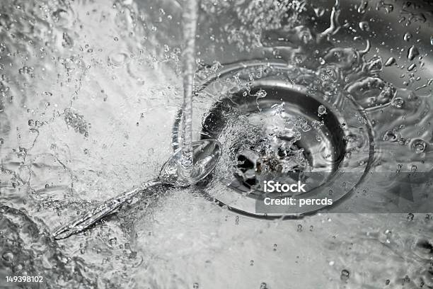 Küche Wasserhahn Läuft Stockfoto und mehr Bilder von Abfluss - Abfluss, Abwaschen, Bildschärfe