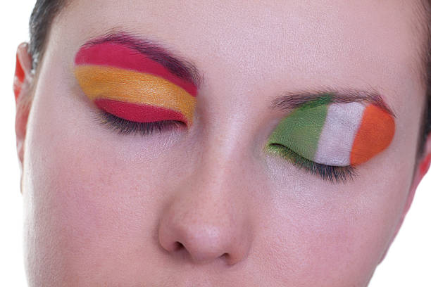 espera de partidas empolgantes, grupo c - republic of ireland flag human face irish culture - fotografias e filmes do acervo
