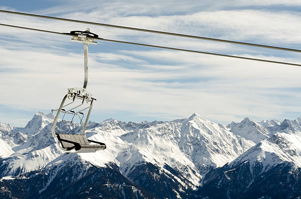 sessellift por vor bergpanorama - skiurlaub imagens e fotografias de stock