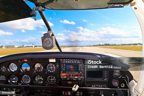 Foto de Cabine Viewpequenas Aeronaves Decolando De Pista e mais fotos de stock de Cabine de Piloto de Avião - Cabine de Piloto de Avião, Veículo aéreo, Jato corporativo